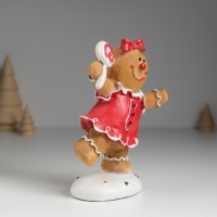 Сувенир полистоун "Пряничка в красном платье, с леденцом" 10х5х14 см Сувенир полистоун "Пряничка в красном платье, с леденцом" 10х5х14 см