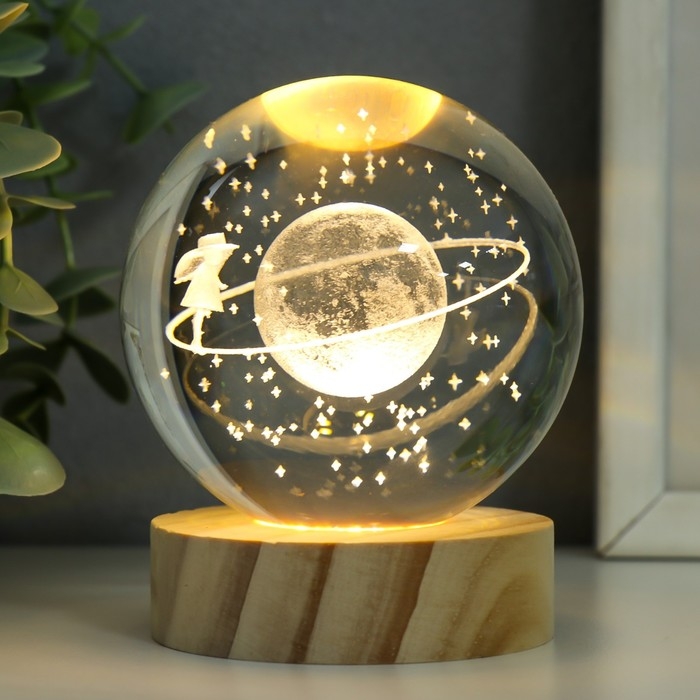 Сувенир стекло подсветка Сувенир стекло подсветка "Девочка в космосе" d=8 см подставка дерево, USB 8х8х9,5 см