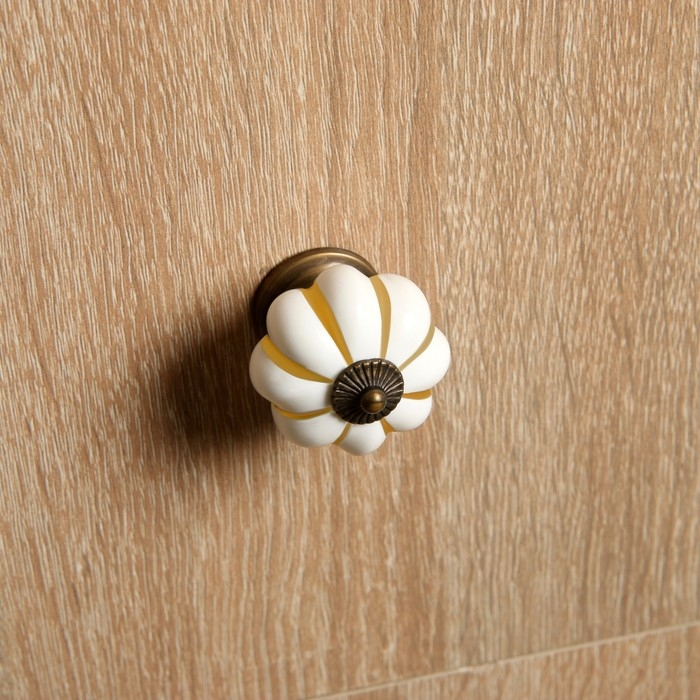 Ручка кнопка ТУНДРА РК117 (001) , d=39, пластик, белая с золотым Ручка кнопка ТУНДРА РК117 (001) , d=39, пластик, белая с золотым