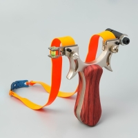 Рогатка деревянной ручкой, с лазерным целеуказателем Рогатка деревянной ручкой, с лазерным целеуказателем