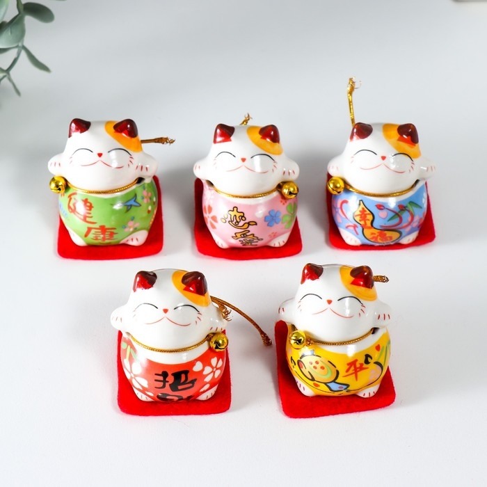 Сувенир керамика Сувенир керамика "Манэки-нэко в костюмчиках на подушечках" 4,5х3,8х4,6 см набор 5 шт