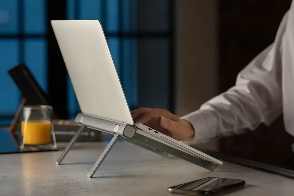 Подставка для ноутбука и планшета Rail Top, серебристая Подставка для ноутбука и планшета Rail Top, серебристая