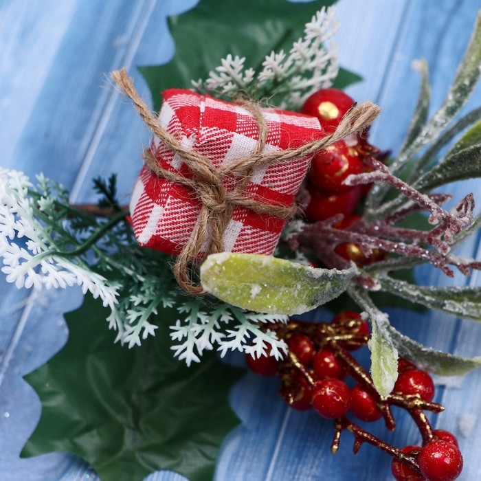 Декор Декор "Зимние грезы" подарок в клетку листья ягоды, 20 см