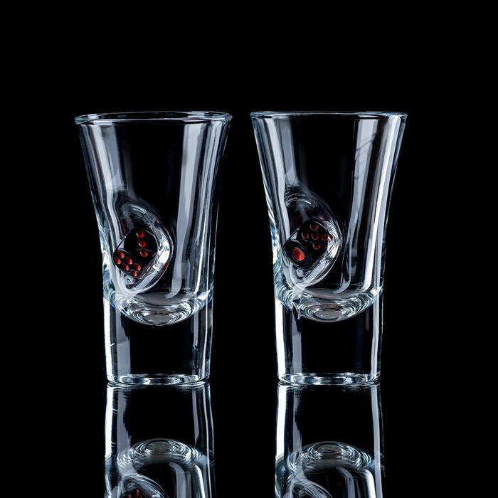 Набор "Непробиваемый", 2 стопки 60 мл с кубиком, зажигалка, подставка