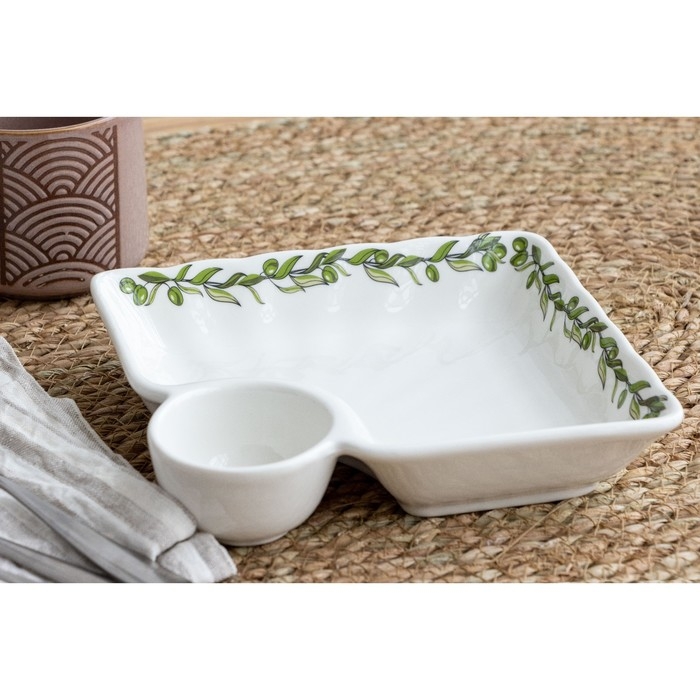 Блюдо керамическое с соусником &laquo;Оливки&raquo;, 18.6 х 17.5 х 4 см, цвет белый