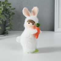 Кукла интерьерная "Малыш в костюме зайчика с морковкой" 6х7х15 см Кукла интерьерная "Малыш в костюме зайчика с морковкой" 6х7х15 см