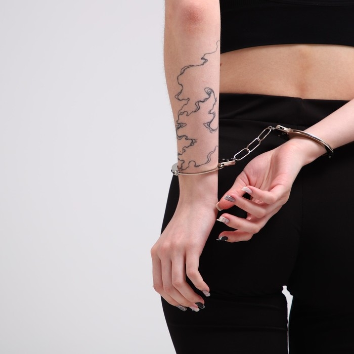 Наручники карнавальные «Опасно» Наручники карнавальные «Опасно»