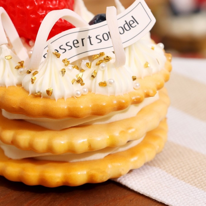 Муляж - магнит Муляж - магнит "Крекер с клубникой" 7х7х6см