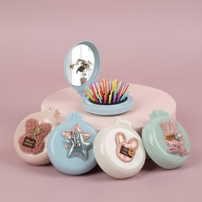 Расчёска массажная &laquo;Мягкие зверята&raquo;, складная, с зеркалом, d = 7,5 см, рисунок МИКС