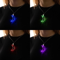 Светодиодный кулон «Полумесяц» 60 см, батарейки, свечение мульти (RGB) Светодиодный кулон «Полумесяц» 60 см, батарейки, свечение мульти (RGB)