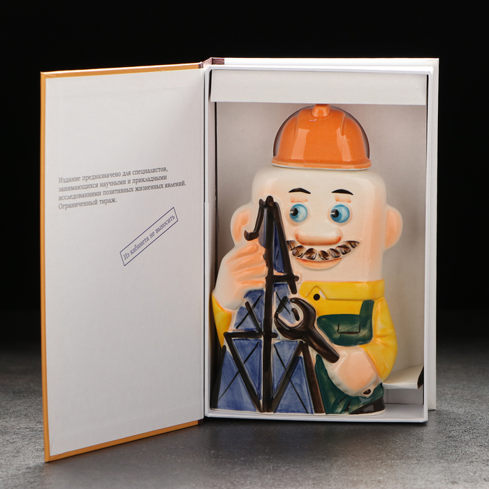 Штоф фарфоровый &laquo;Нефтяник. 4 сентября&raquo;, в упаковке книге