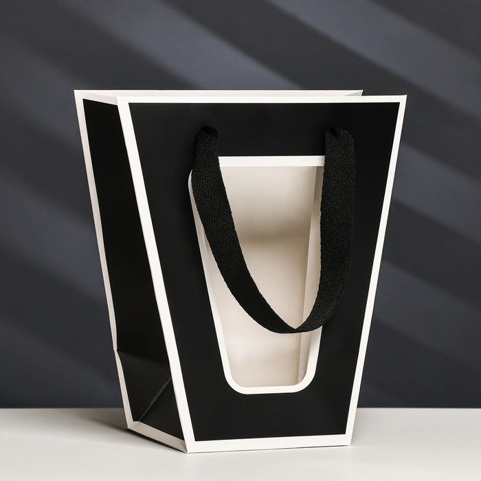 Пакет-переноска для цветов 10 × 10 × 20 х 18 см, черный с каймой Пакет-переноска для цветов 10 × 10 × 20 х 18 см, черный с каймой