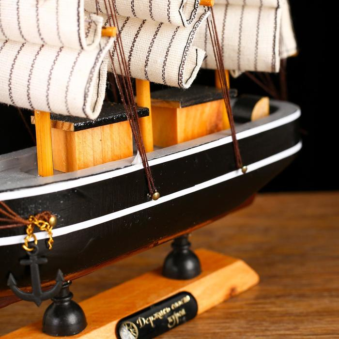Корабль сувенирный малый &laquo;Ковда&raquo;, борта чёрные с белыми полосами, паруса белые, 5,5&times;24&times;22 см