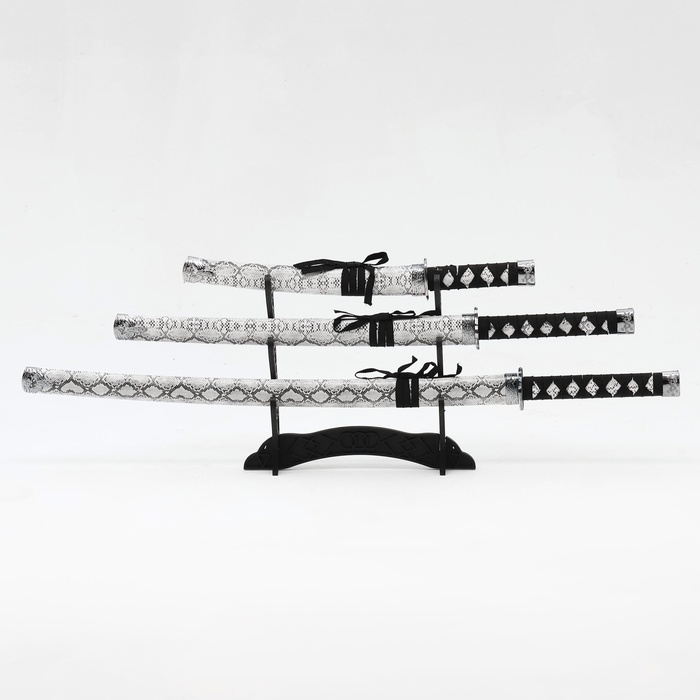 Сув. изделие катаны 3в1 на подставке, ножны кожзам, змея серая 47/70/89см Сув. изделие катаны 3в1 на подставке, ножны кожзам, змея серая 47/70/89см