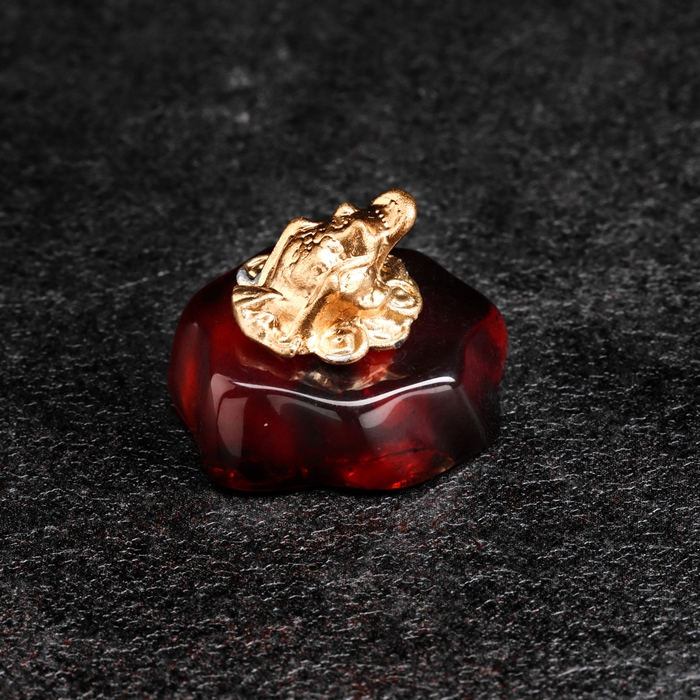 Сувенир "Лягушка с монетой", латунь, янтарь