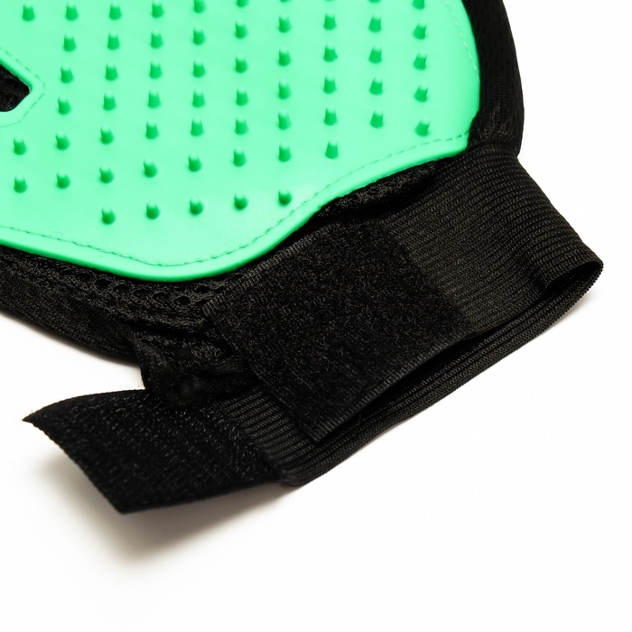 Перчатка-щетка для шерсти на левую руку из неопрена с удлиненными зубчиками, зелёная Перчатка-щетка для шерсти на левую руку из неопрена с удлиненными зубчиками, зелёная