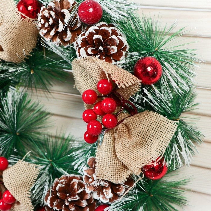 Венок новогодний d- 26 см "Уютная сказка" ягоды на веточках шишки