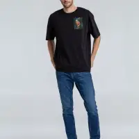 Футболка оверсайз &laquo;Мужчина с жемчужной сережкой&raquo;, черная, размер M/L