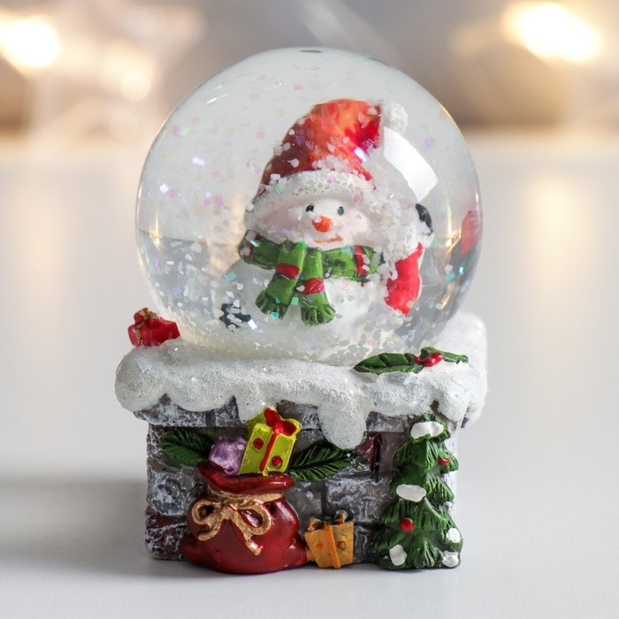 Сувенир полистоун водяной шар "Снеговичок на трубе с подарками" 4,5х4,5х6,5 см