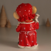 Сувенир полистоун "Мышка в красном с белым передником, с имбирным тортом" 9х7,5х15 см