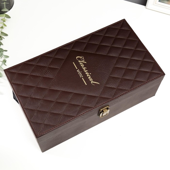 Шкатулка дерево, кожзам для 2 бутылок "Стёганная клетка" 4 предмета 34,5х19,5х12 см