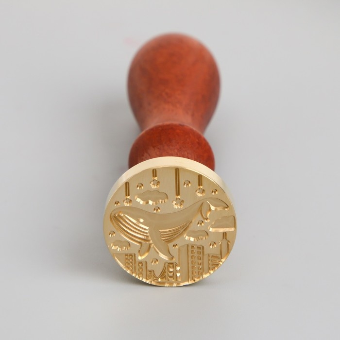 Печать для сургуча с деревянной ручкой Печать для сургуча с деревянной ручкой "Кит плывет на городом" 9х2,5х2,5 см