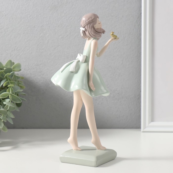 Сувенир полистоун "Влюблённая в принца-лягушку девушка" 11х10х24 см