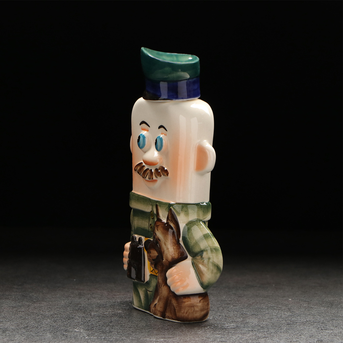 Штоф фарфоровый &laquo;Пограничник&raquo;, 0.4 л, в упаковке книге