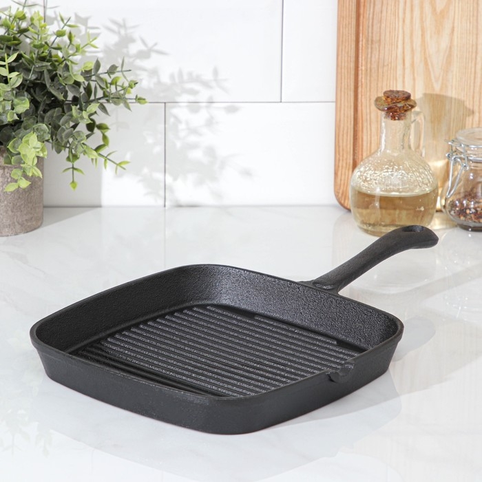 Сковорода гриль чугунная Доляна &laquo;Квадрат&raquo;, 23&times;23 см, со сливом и ручкой, цвет чёрный