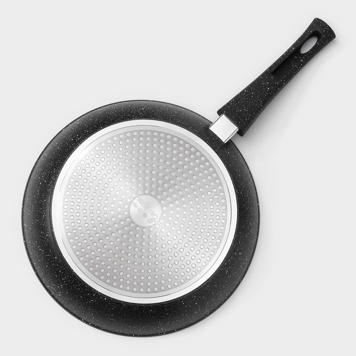 Сковорода кованая Magistro Dark, d=28 см, съёмная ручка soft-touch, антипригарное покрытие, индукция, цвет чёрный Сковорода кованая Magistro Dark, d=28 см, съёмная ручка soft-touch, антипригарное покрытие, индукция, цвет чёрный