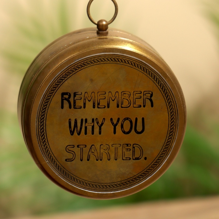 Настольные часы 32х21 см, (диаметр часов 8 см), латунь