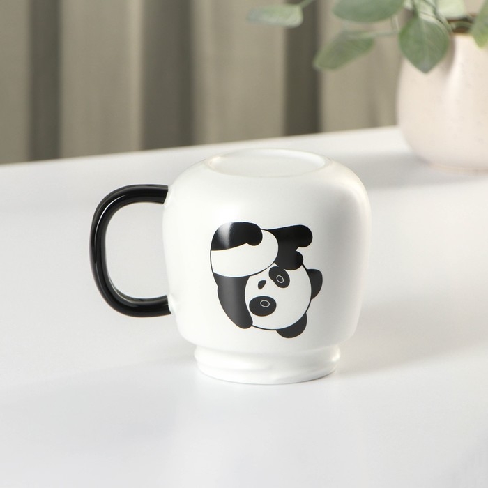 Кружка керамическая с пластиковой крышкой &laquo;Панда&raquo;, 400 мл, цвет белый и чёрный
