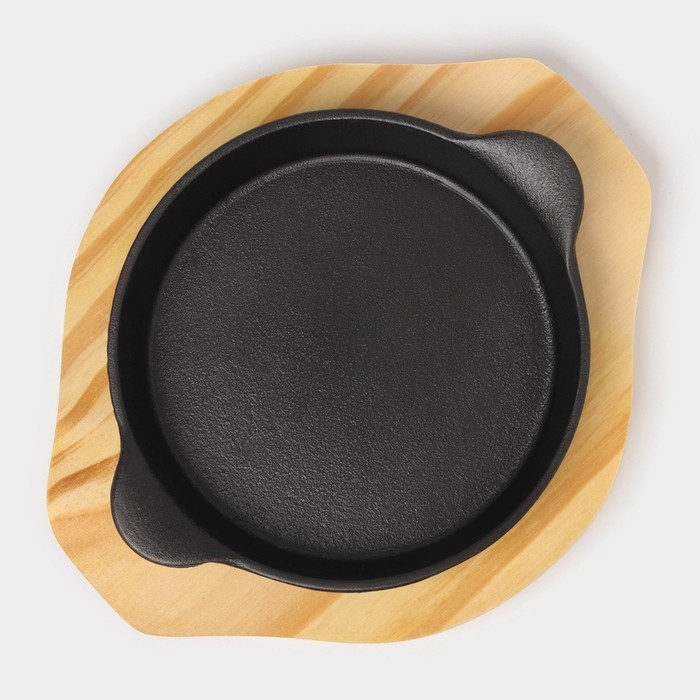 Сковорода &laquo;Круг с ручками&raquo;, d=15,5 см, на деревянной подставке