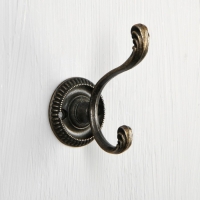 Крючок мебельный ТУНДРА TKD013, двухрожковый, бронза Крючок мебельный ТУНДРА TKD013, двухрожковый, бронза