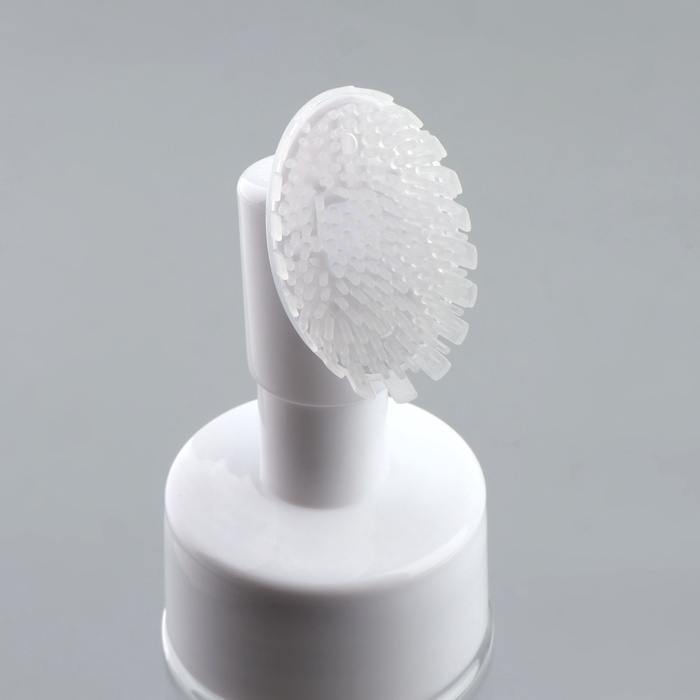 Бутылочка с щёткой для умывания, с дозатором, 150 мл, цвет белый/прозрачный Бутылочка с щёткой для умывания, с дозатором, 150 мл, цвет белый/прозрачный