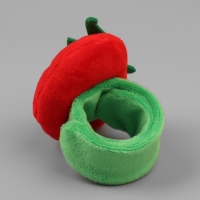 Игольница на браслете &laquo;Клубничка&raquo;, 23 &times; 7 см, цвет зелёный/красный