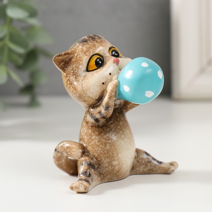 Сувенир полистоун лак "Котишка надувает воздушный шар" 7х6х7 см