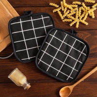 Кухонный набор (2 предмета) Доляна &laquo;Клетка&raquo;, цвет черный, прихватка 17х17 см - 2 шт, 100% п/э