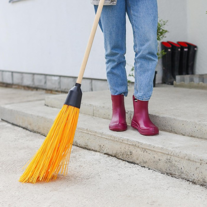 Метла полипропиленовая, с черенком &laquo;Дорогая&raquo;, 5 колец, цвет МИКС