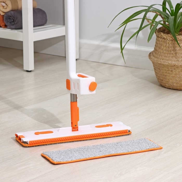 Швабра с отжимом, водосгоном и щёткой Raccoon, 2 насадки из микрофибры 42&times;11,5 см, стальная ручка 134 см