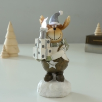 Сувенир полистоун свет "Лосик в колпаке с подарками и свечой" 7,5х6,5х16 см Сувенир полистоун свет "Лосик в колпаке с подарками и свечой" 7,5х6,5х16 см