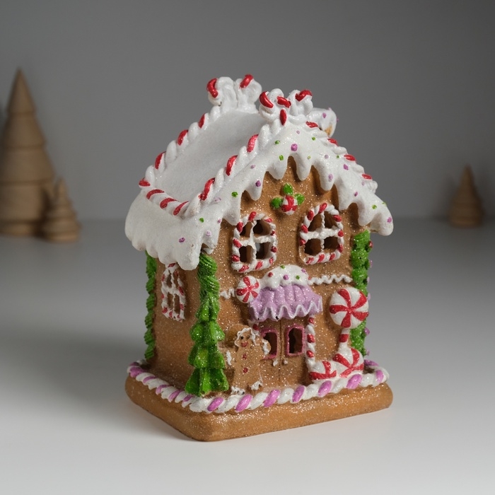 Сувенир полистоун свет Сувенир полистоун свет "Пряничный домик с ёлкой, пряничкой и леденцами" 12,5х9,5х17 см