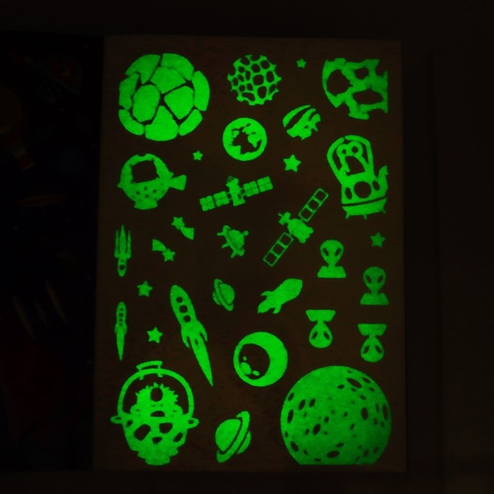 Книга со светящимися наклейками &laquo;Просторы космоса&raquo;, 70 наклеек, 4 стр.