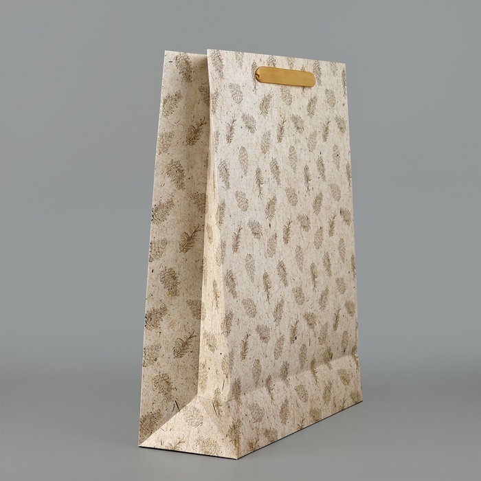 Пакет подарочный новогодний ламинированный &laquo;Шишки&raquo;, тиснение, L 31 х 40 х 11.5 см, Новый год