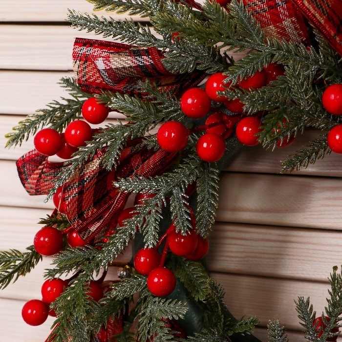 Венок новогодний d- 30 см "Уютная сказка" клетчатые ленты ягоды