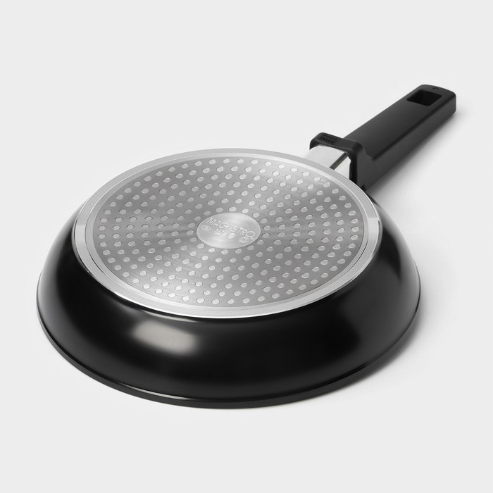 Сковорода Magistro Flame, d=22 см, h=4,5 см, ручка soft-touch, антипригарное покрытие, индукция, цвет чёрный Сковорода Magistro Flame, d=22 см, h=4,5 см, ручка soft-touch, антипригарное покрытие, индукция, цвет чёрный