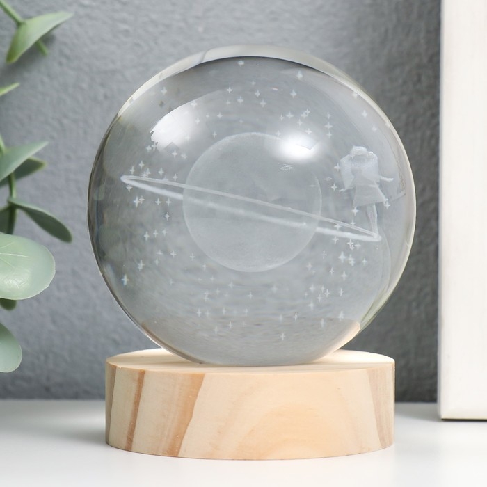 Сувенир стекло подсветка Сувенир стекло подсветка "Девочка в космосе" d=8 см подставка дерево, USB 8х8х9,5 см