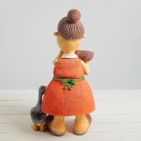 Садовая фигура "Бабушка с пшеницей" 24х30х60см Садовая фигура "Бабушка с пшеницей" 24х30х60см