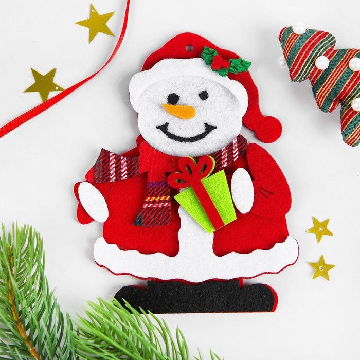 Набор для творчества - создай ёлочное украшение из фетра &laquo;Снеговик с подарком&raquo;