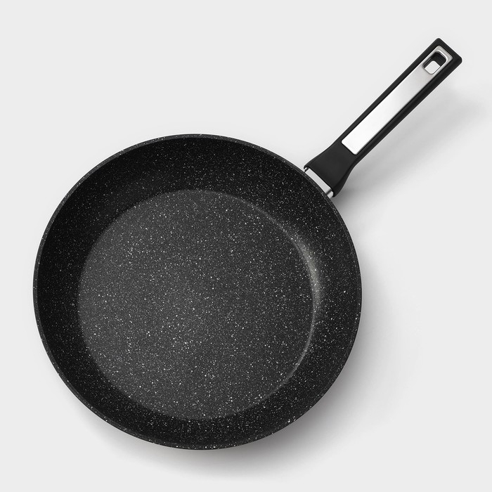 Сковорода Magistro Warrior, d=28 см, h=5,3 см, ручка soft-touch, антипригарное покрытие, индукция, цвет чёрный Сковорода Magistro Warrior, d=28 см, h=5,3 см, ручка soft-touch, антипригарное покрытие, индукция, цвет чёрный